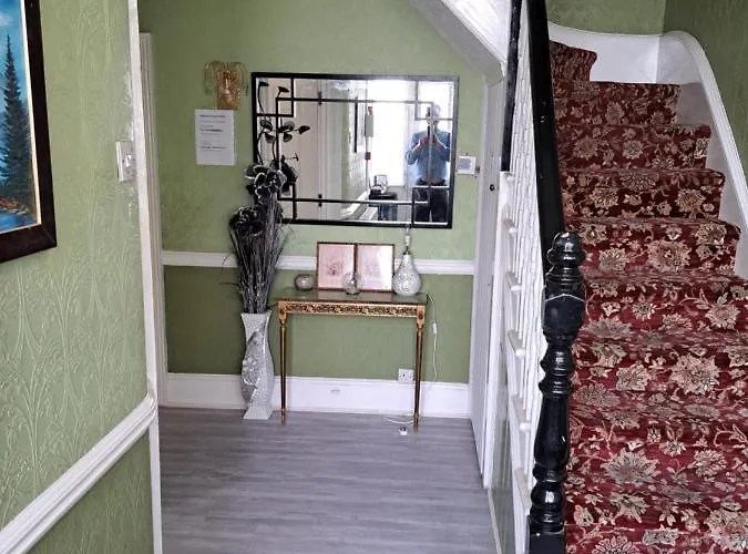 Luxury Double Bedroom London Seven Kings Train Station