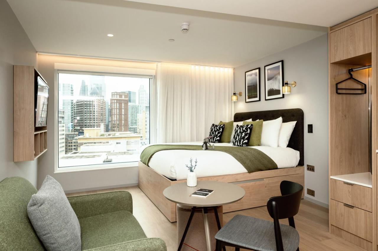 Dreibettzimmer mit Stadtblick