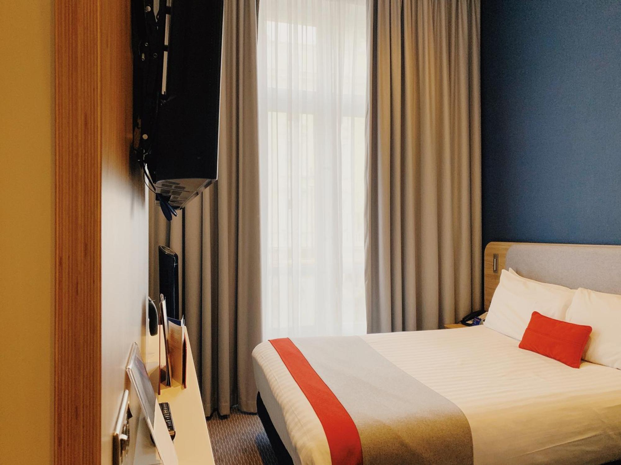 Standard Doppelzimmer mit Einzelschlafsofa – mit kostenlosem warmen Frühstück