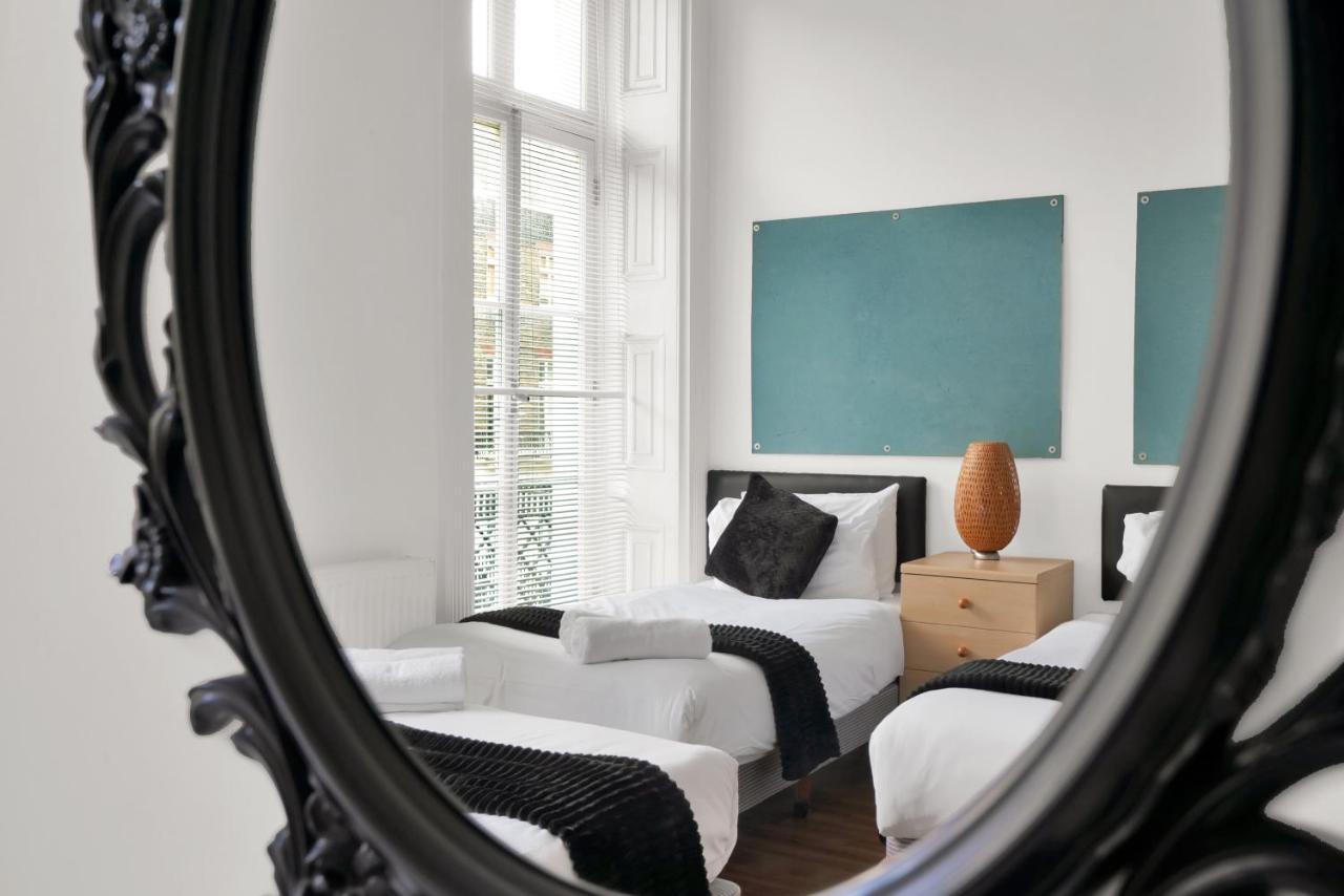 Deze driepersoonskamer heeft een gedeelde badkamer.