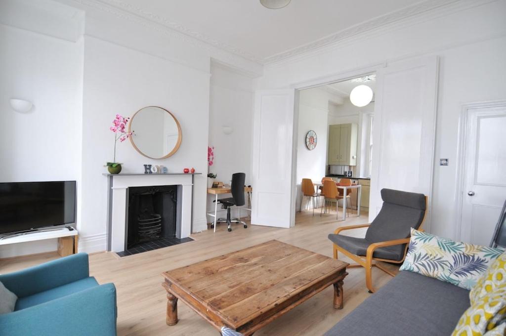 Two-Bedroom Apartment,1384973147:JPEG