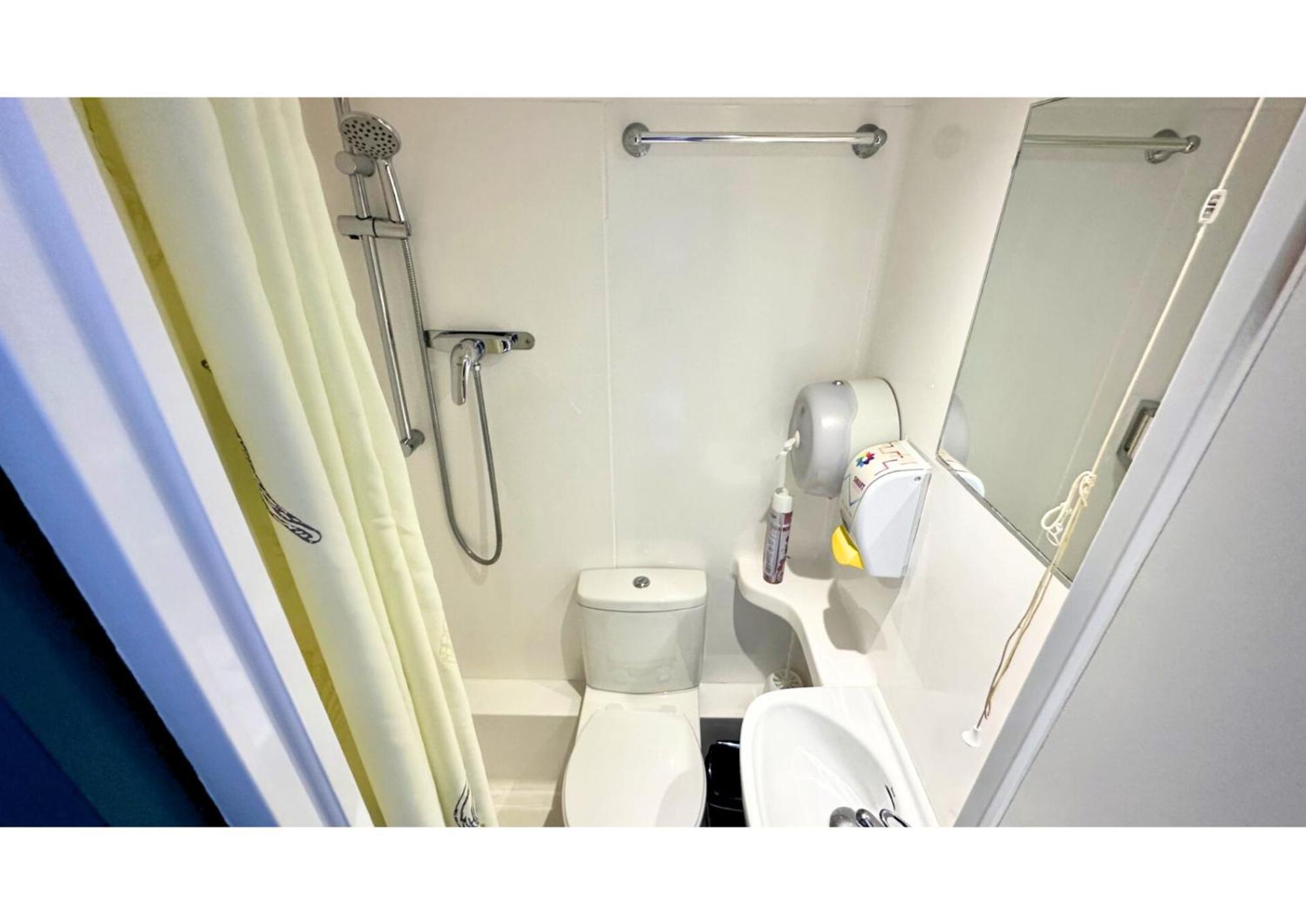 Bed 4-Bed Mixed Dormitory Room Private Bathroom 18-45 Years,1572654629:JPEG