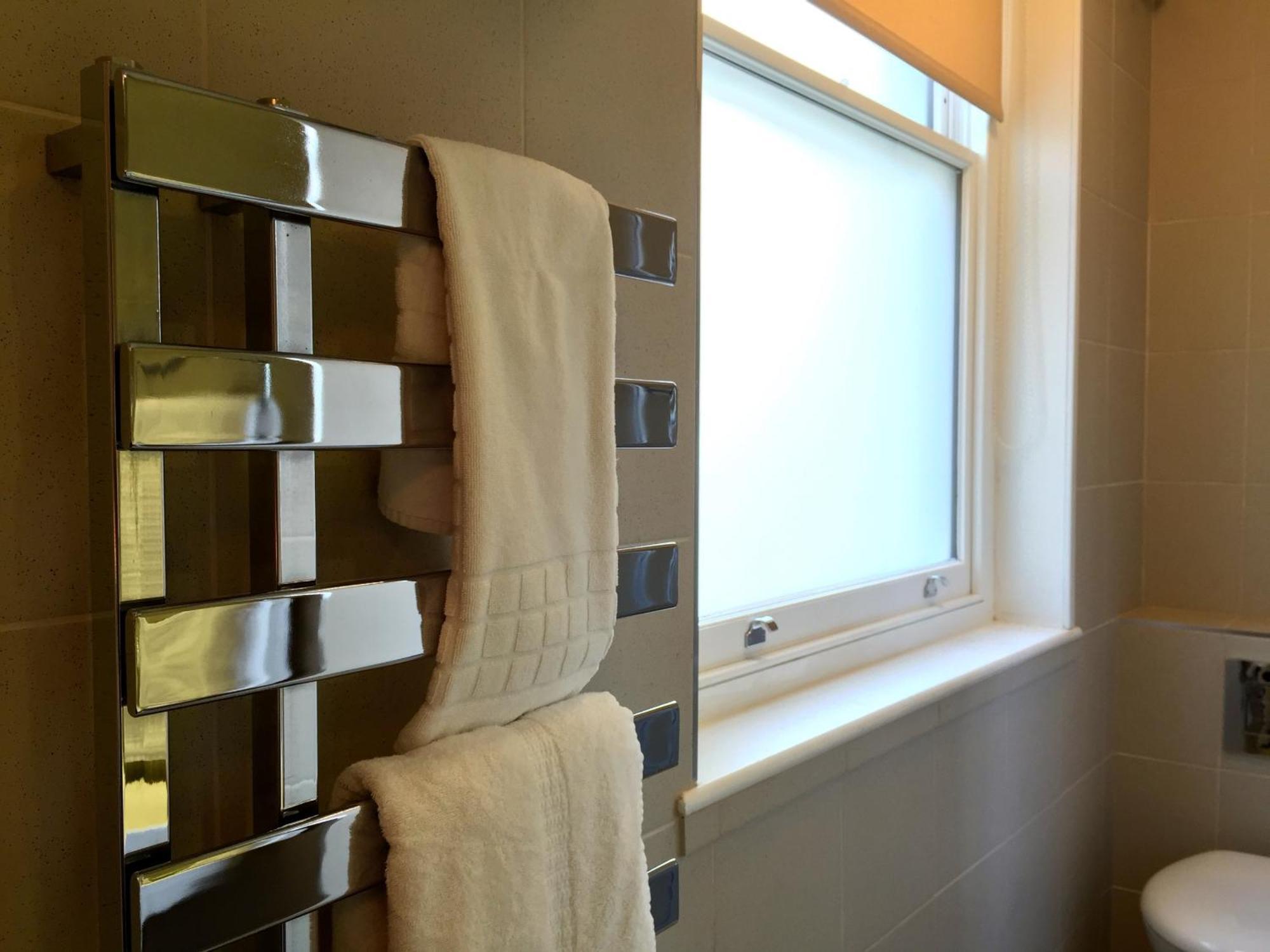 Dreibettzimmer mit Dusche