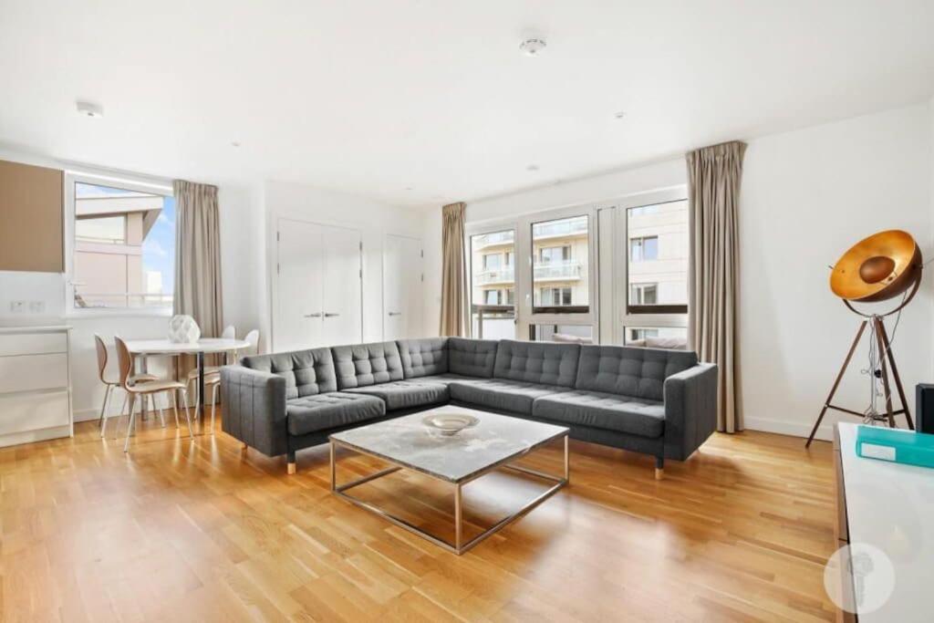 Three-Bedroom Apartment with Balcony