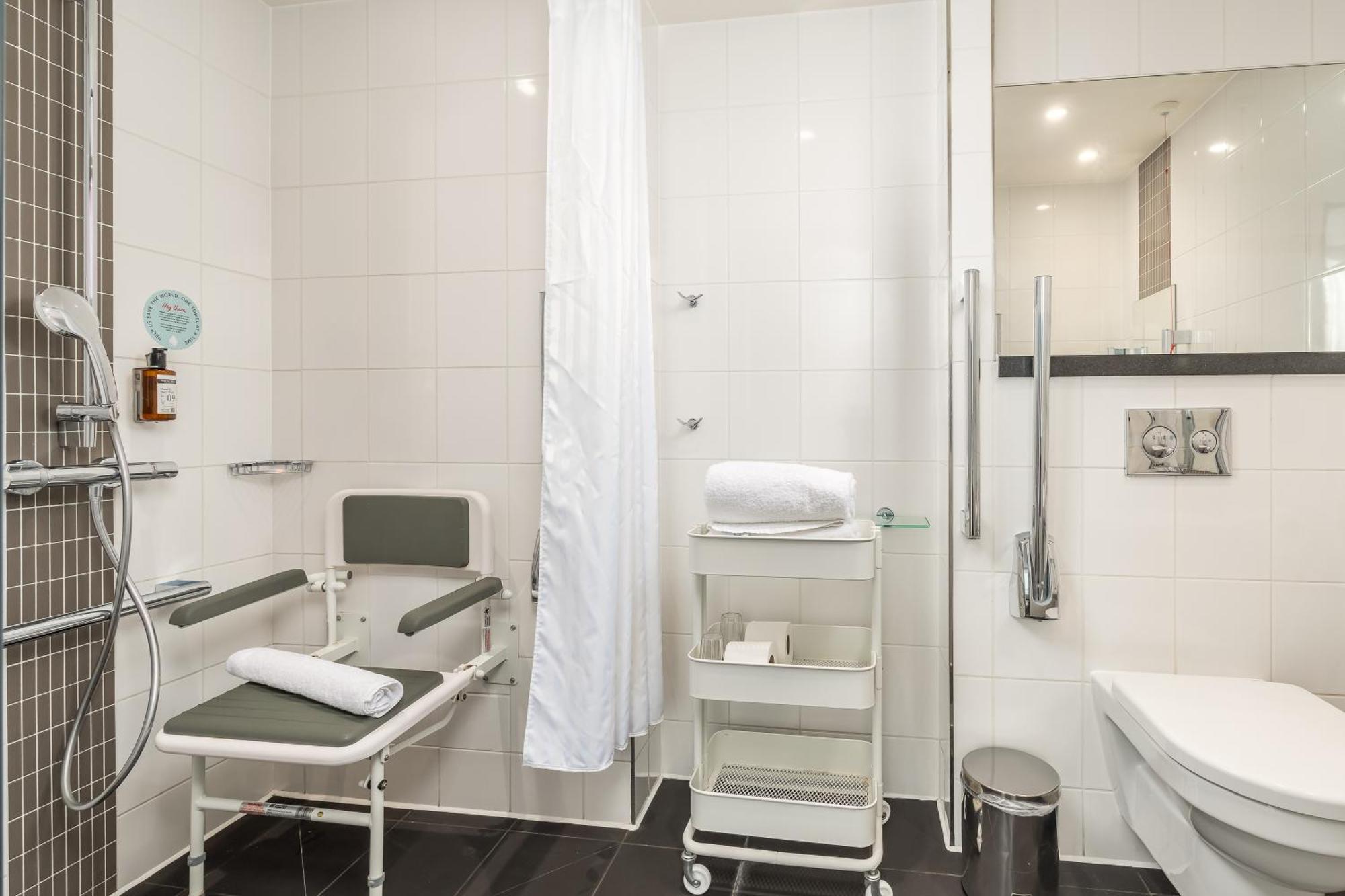 Barrierefreies Doppelzimmer mit Fenster