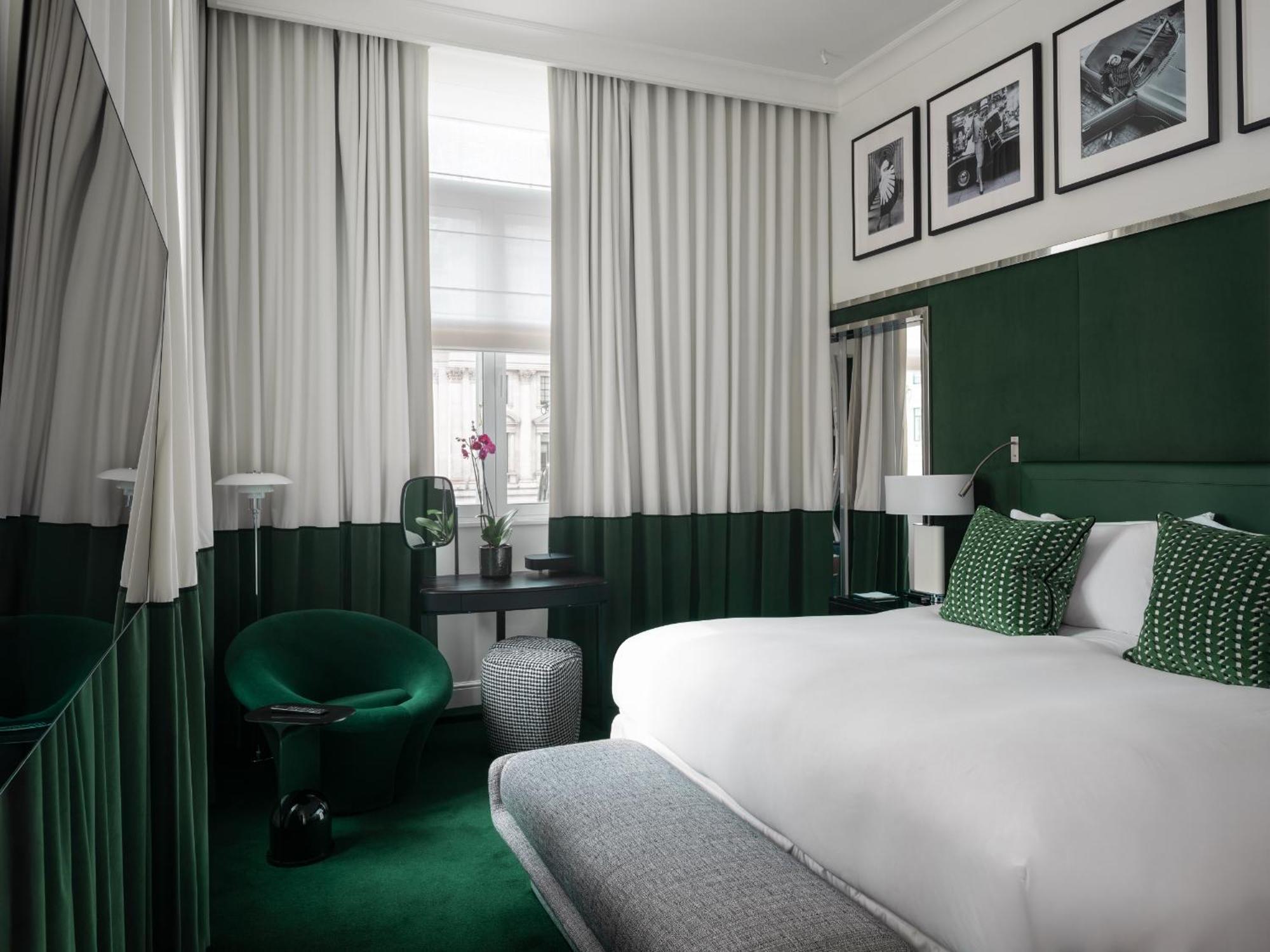 Prestige Suite mit Kingsize-Bett, einem separaten Wohnzimmer und Aussicht auf den Platz Waterloo Place oder die Pall Mall