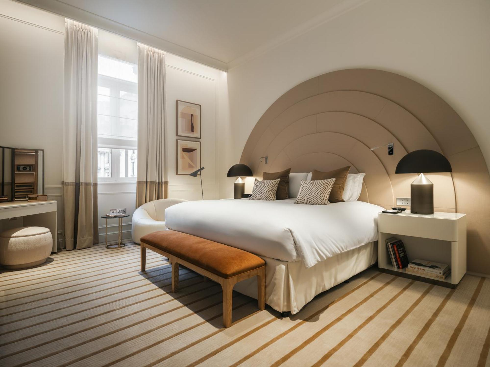 Suite Opera mit Kingsize-Bett, einer separaten Lounge, einem Essbereich und Aussicht auf den Platz Waterloo Place