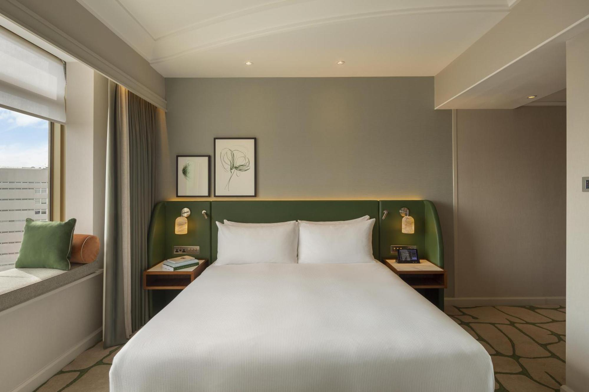 Queen Room,1765805824:JPEG