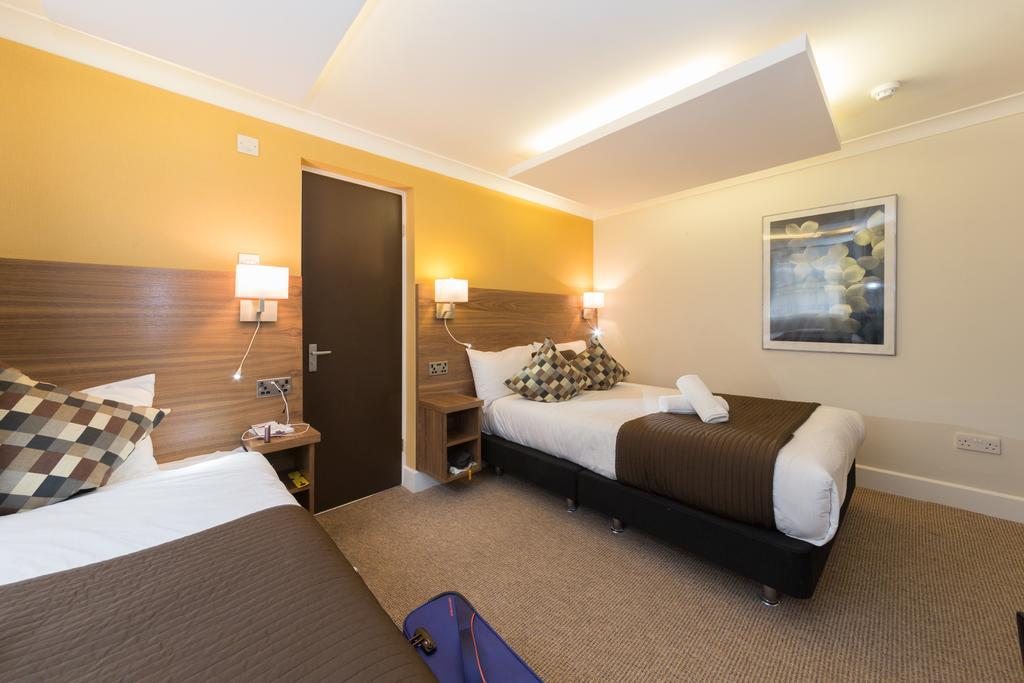 Dreibettzimmer mit eigenem Bad
