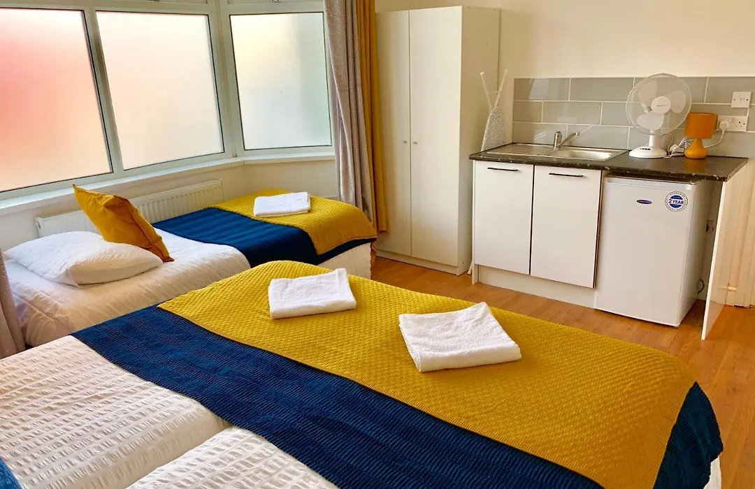 Spacious 2 Bedrooms 2 Baths Apartment With Garden And Parking-1