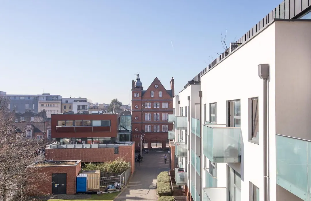 Luxury 2-Bed Flat Parking Near Tube And Emirates-1