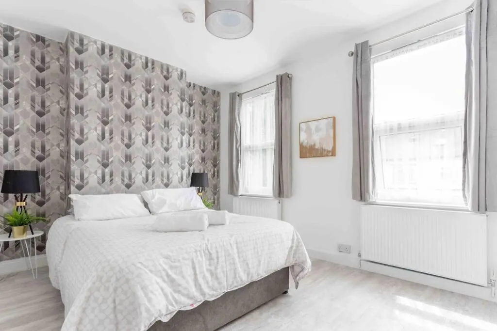 Contemporary 3 Bed House With Spacious Garden Close To Stratford-1