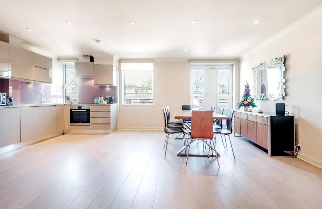 Stunning 3-Bedroom In The Heart Of London With Parking-1