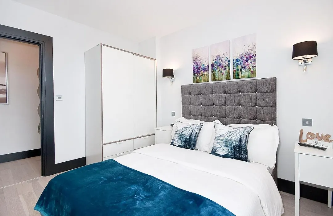 Heinze Flat 402 - One Bedroom Fourth Floor Flat By City Living London-1