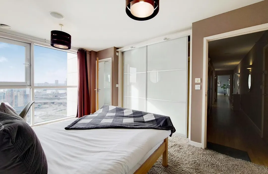 Deluxe Three Bedroom Apartment By London Excel Stays-1