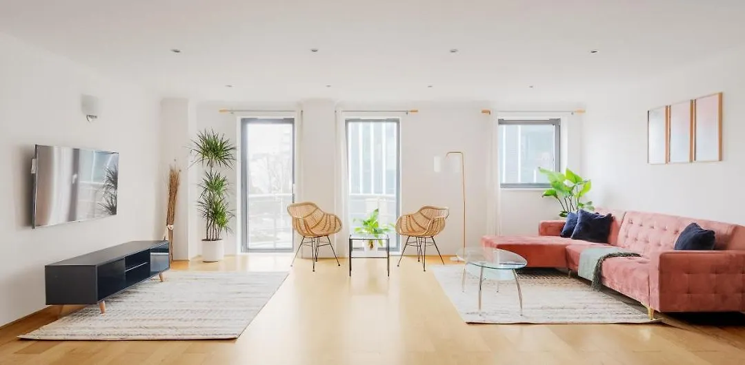 Riverside Two Bedroom Apartment In Canary Wharf-1