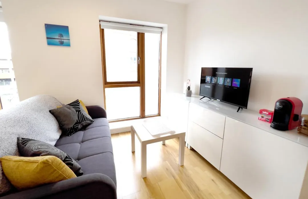 Lovely 1 Bedroom Apartment In South East London-1