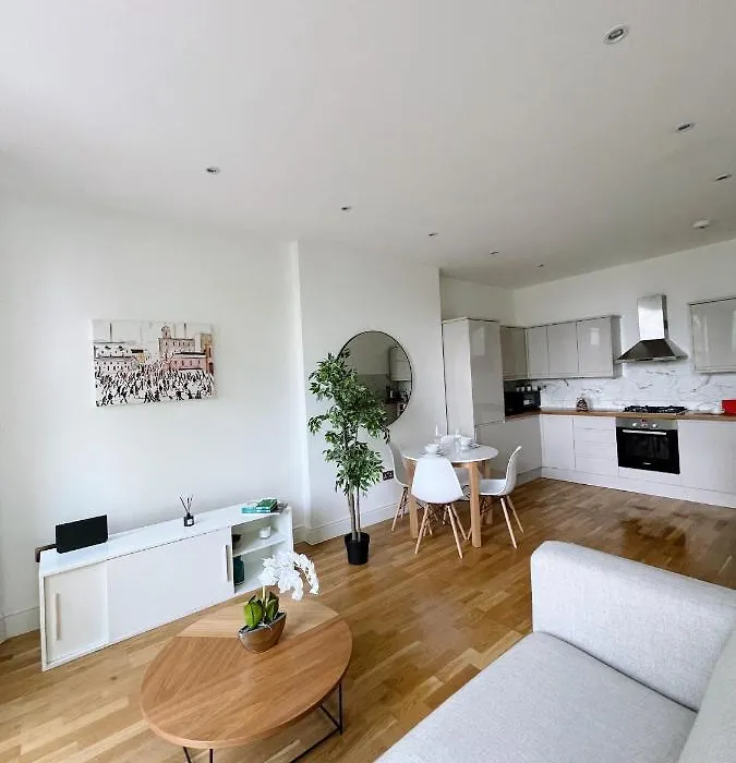 Modern And Light 2 Bed Flat In Sw2-1