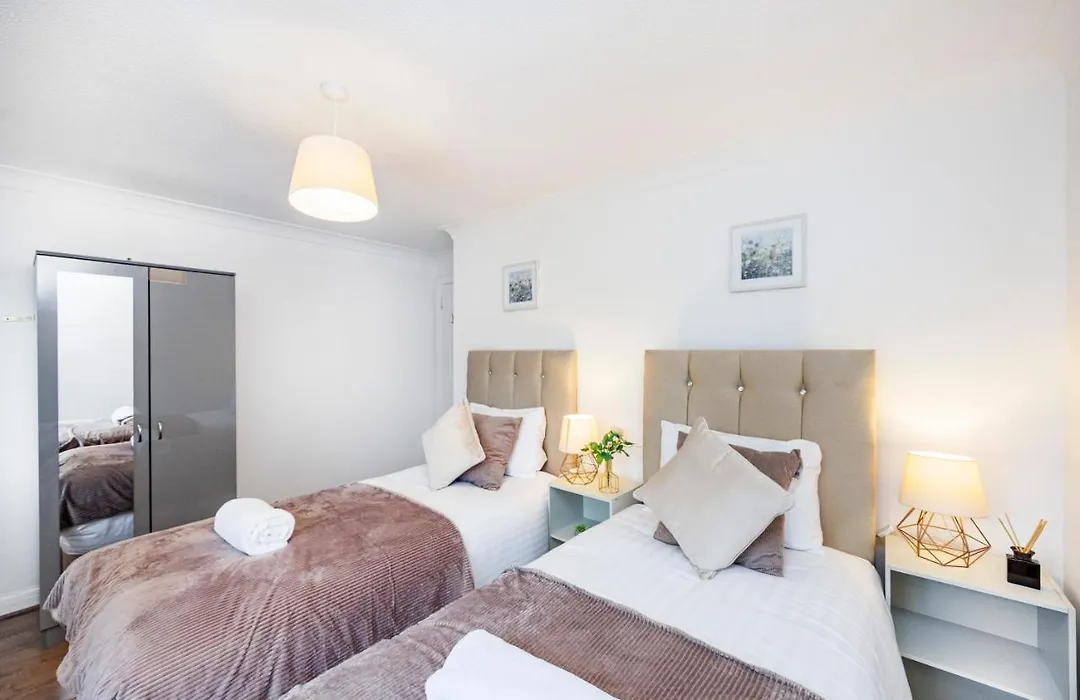 Cosy 2 Bed House W Parking Nr Excel Docklands-1