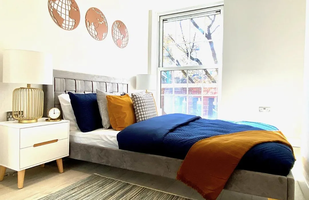 Perfect Central Location- 5 Minutes From Tower Bridge ! 8 Minutes Walk From Tube-1