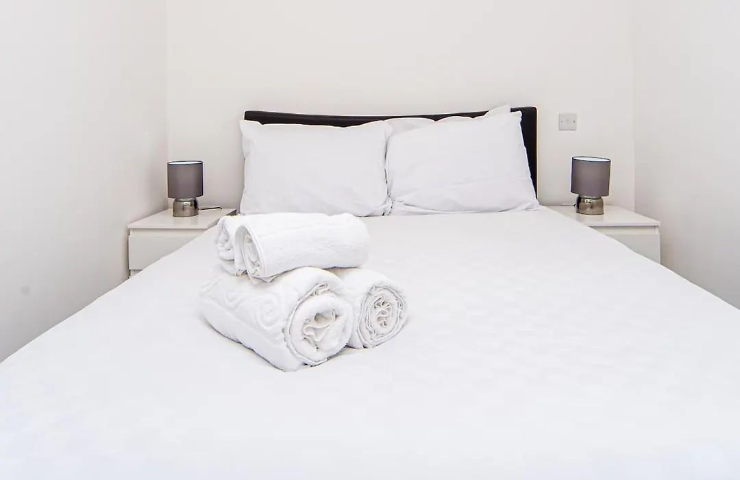 Lovely 3 Bed Flat In A Great Location In London-1