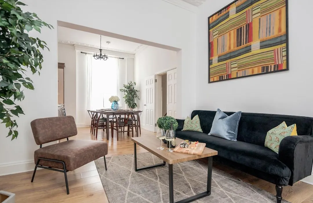 Elegant 3Bed Apartment In Kensington Olympia-1