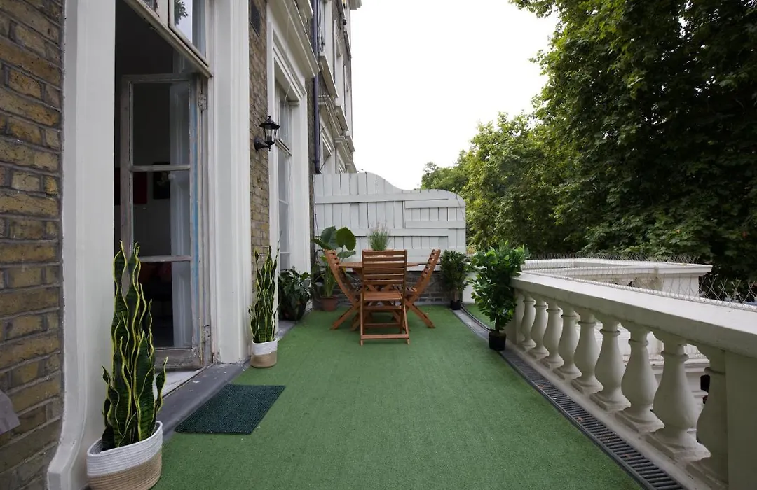 Large 2 Beds Flat Overlooking Clapham Common Park-1
