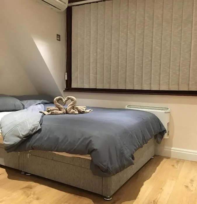 Studio Flat In The Heart Of Golders Green-1