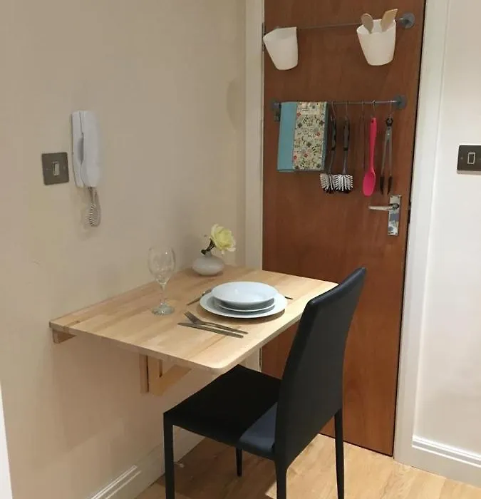 Studio Flat In The Heart Of Golders Green-1