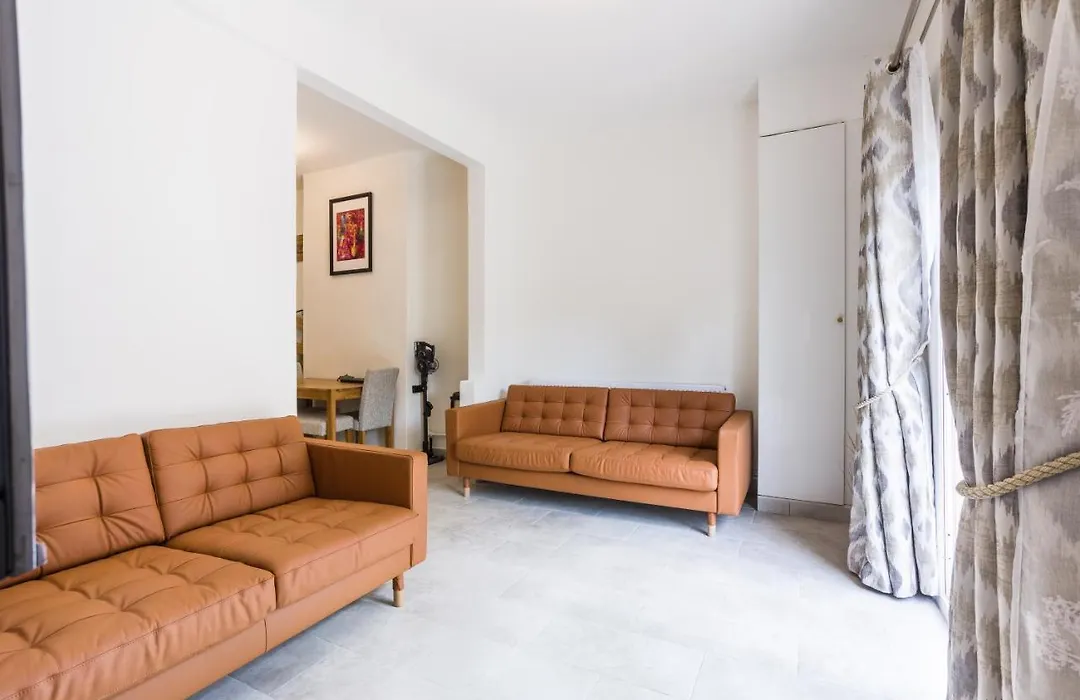 4 Bedroom House With Garden, Parking & 3 Mins Walking Distance From Train Station-1