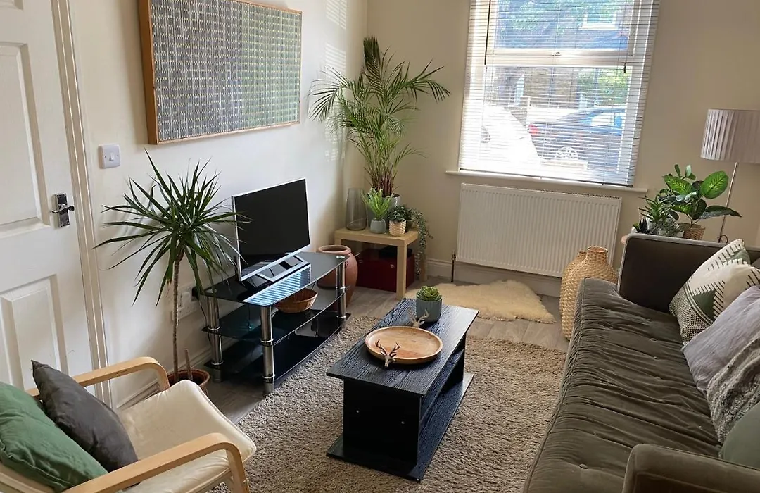 35 Mins To Central London. 3 Bedrooms. 2 Bathrooms With Garden-1