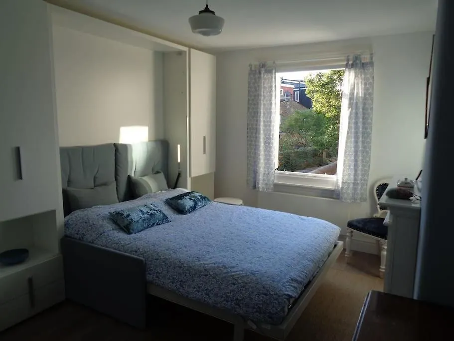 Charming English Style Studio Flat-1