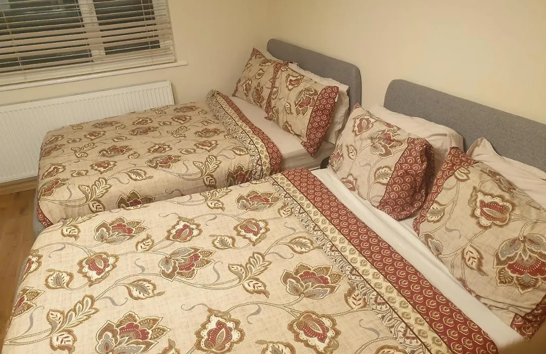 London Luxury 3 Bedroom Flat 1Min Walk From Underground, With Free Parking Sleeps X10-1