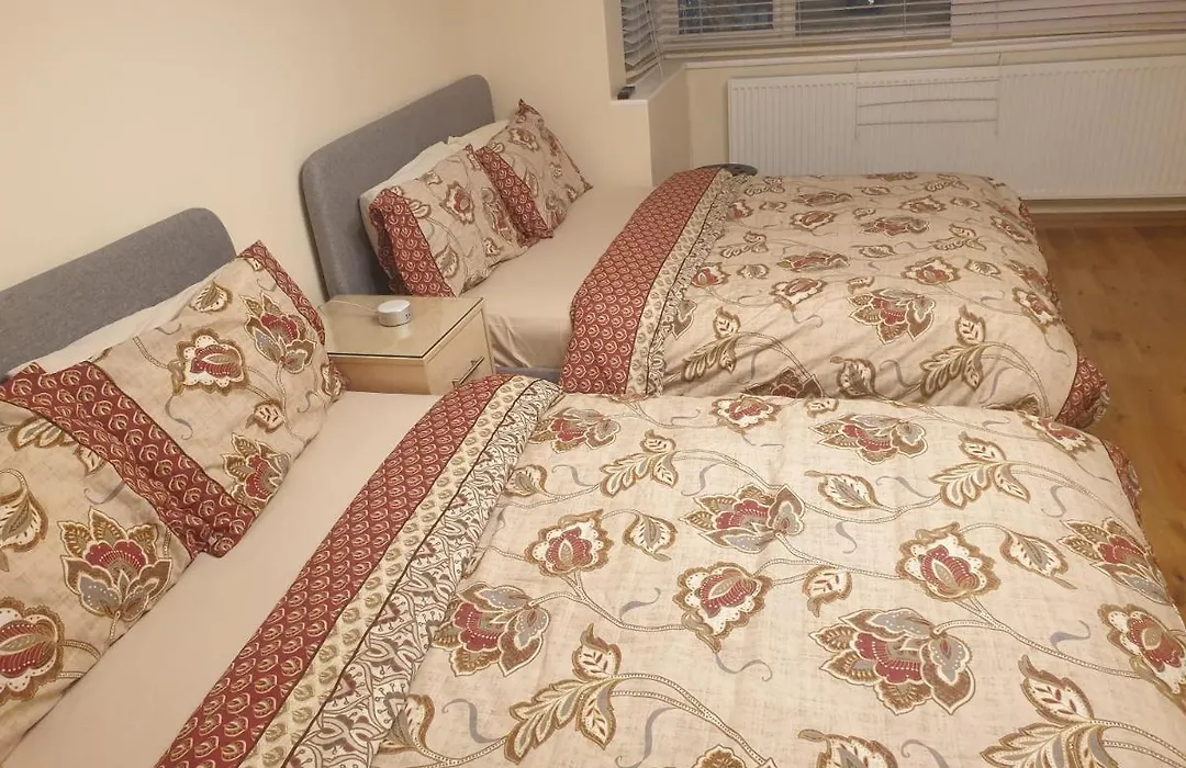 London Luxury 3 Bedroom Flat 1Min Walk From Underground, With Free Parking Sleeps X10-1