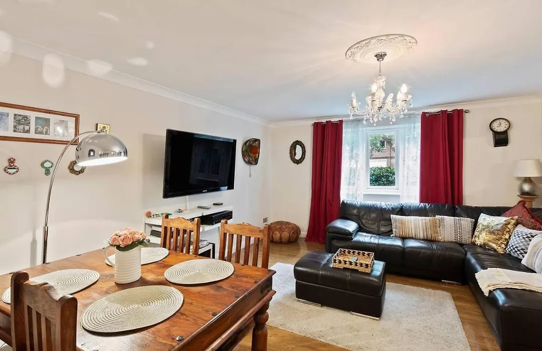 Beautiful And Cosy 2 Bedroom Flat-1