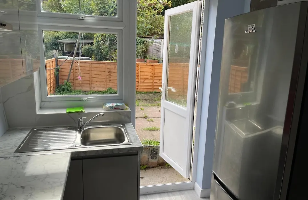 Entire Lovely 2 Bedroom Apartment With Private Garden & Free Street Parking-1
