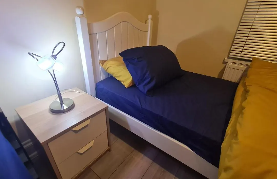 Entire 2 Bedroom Home/Flat In London, Central Line-1