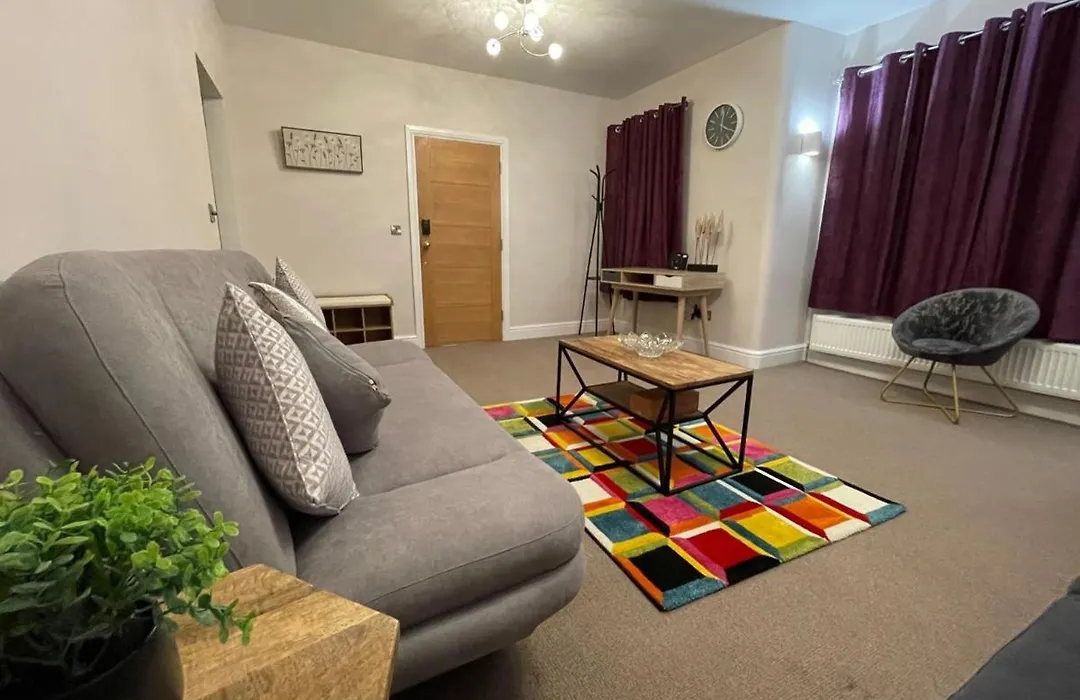 Luxury 5 Star London Apartment - Parking, Garden, Nr Greater London Metro Stations-1