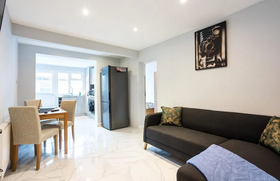 Amazing 3 Bedroom, 2 Bathroom, Ground Floor Flat With Garden, Near Train Station And Bus Stop-1