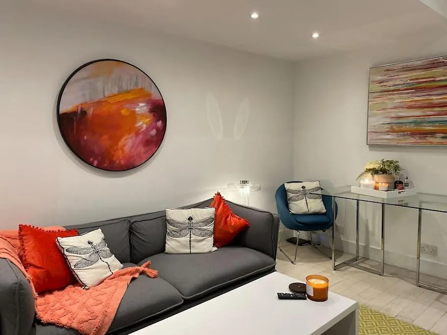 Chelsea Posh Apartment-1