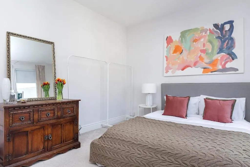 Newly Renovated Large 4/5 Bedroom Victorian Terrace House With Garden.-1