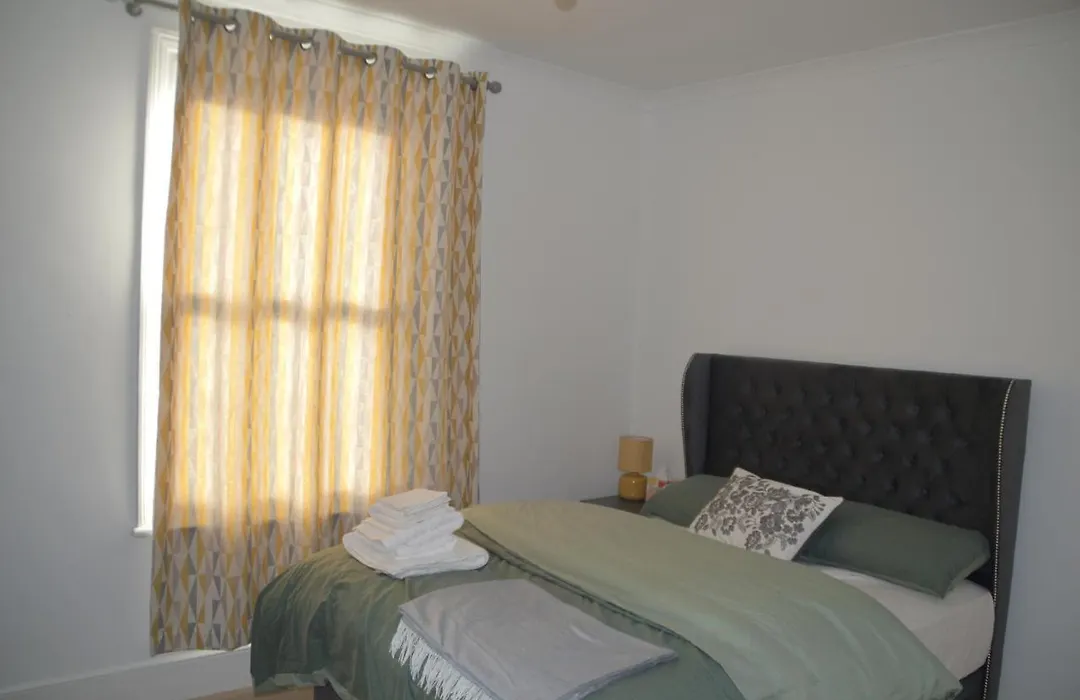 Two Bedroom Apartment In London-1