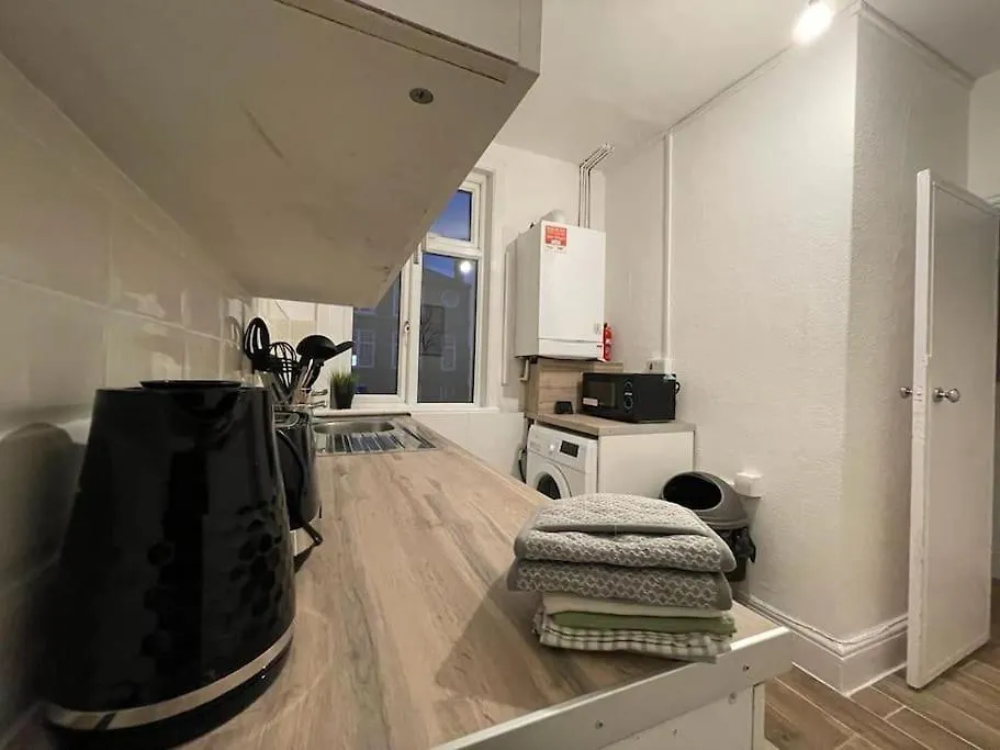 Comfortable 2 Bedroom On Tower Bridge-1