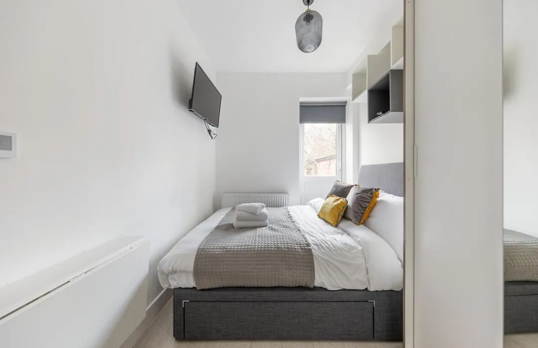 Functional Double With An Ensuite Toilet And Shower Near Tube And Bus Stations-1