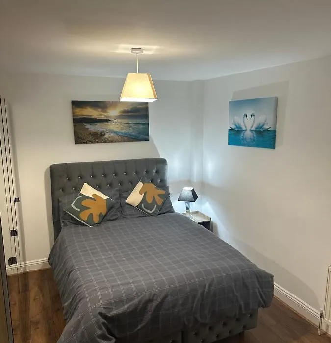 Beautiful Hoe Street Dream Ground Floor One Bedroom Apartment-1