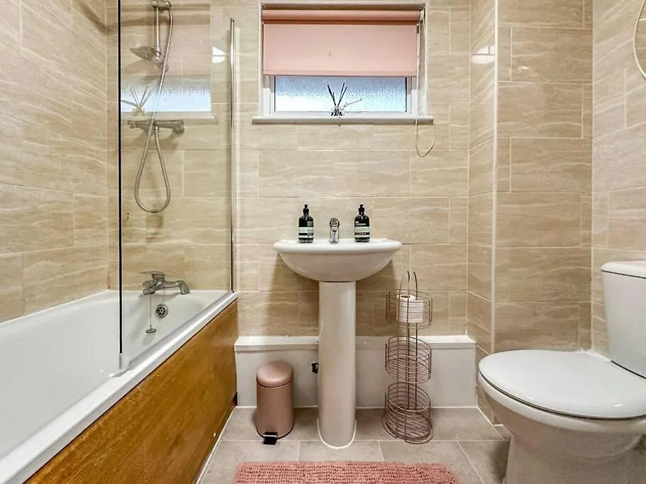 Newly Refurbished 3 Bed House Near London O2 Arena-1