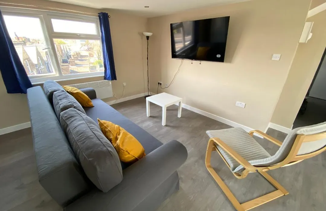 Stunning 1 Bedroom Flat In Wood Green-1