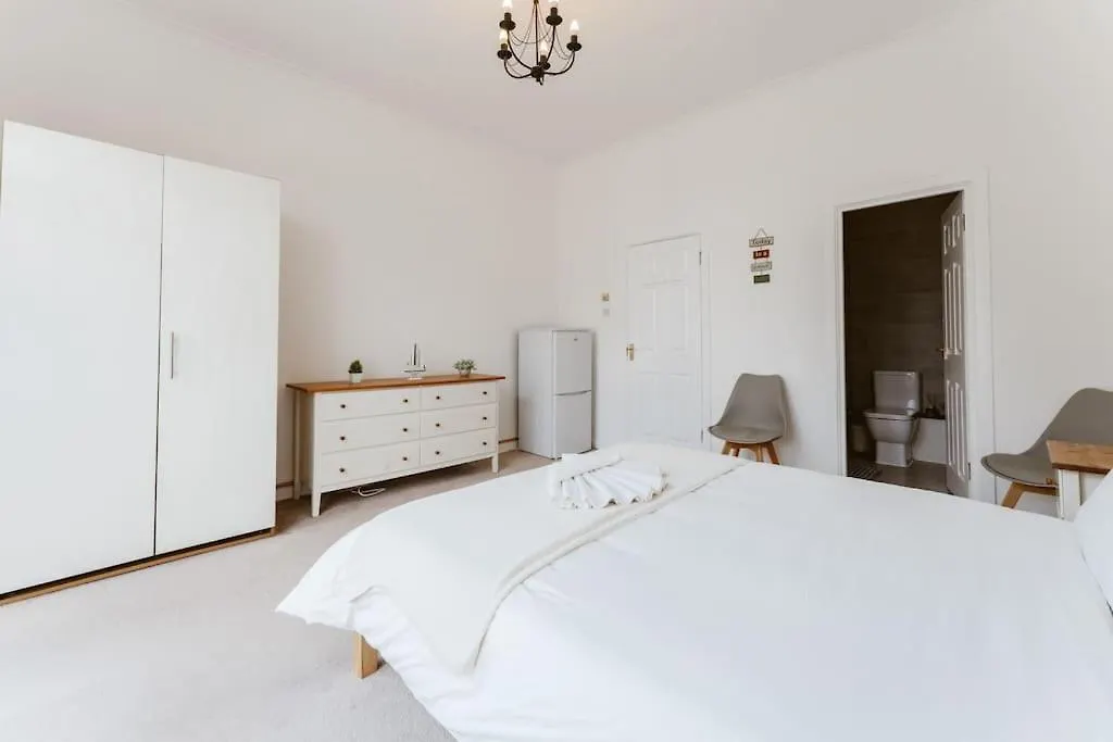 Spacious Ensuite Room Near Top Tourist Attractions-1