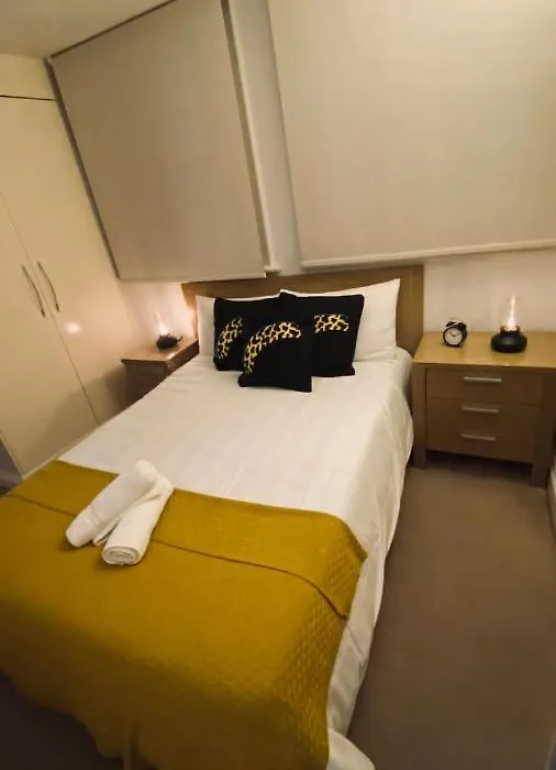 Shoreditch & Liverpool Steet Room A-1