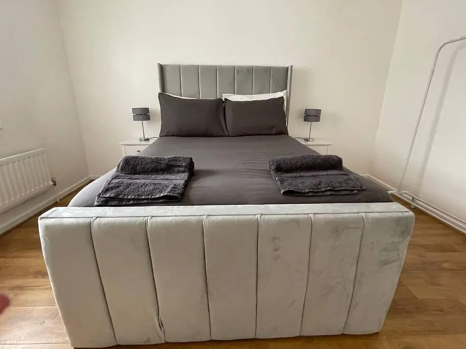 New! 4 Bedroom London House With Garden And Lawn-1